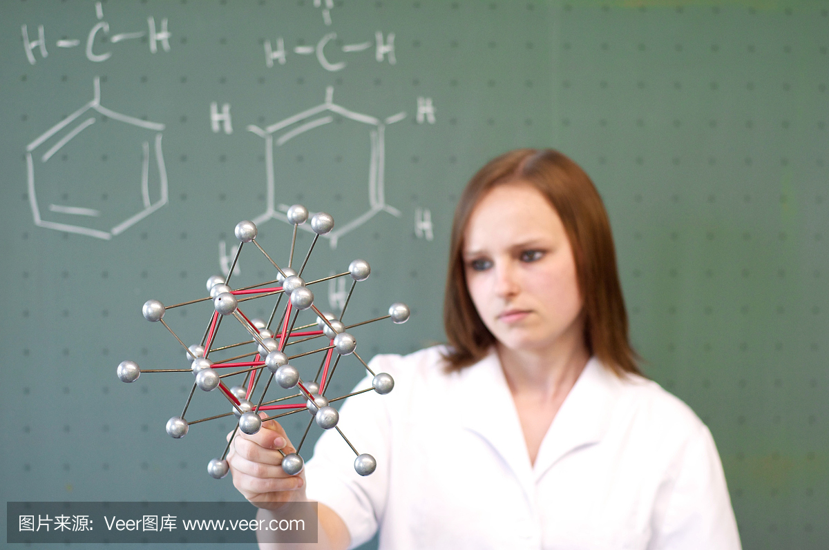 女子分析前面的分子模型