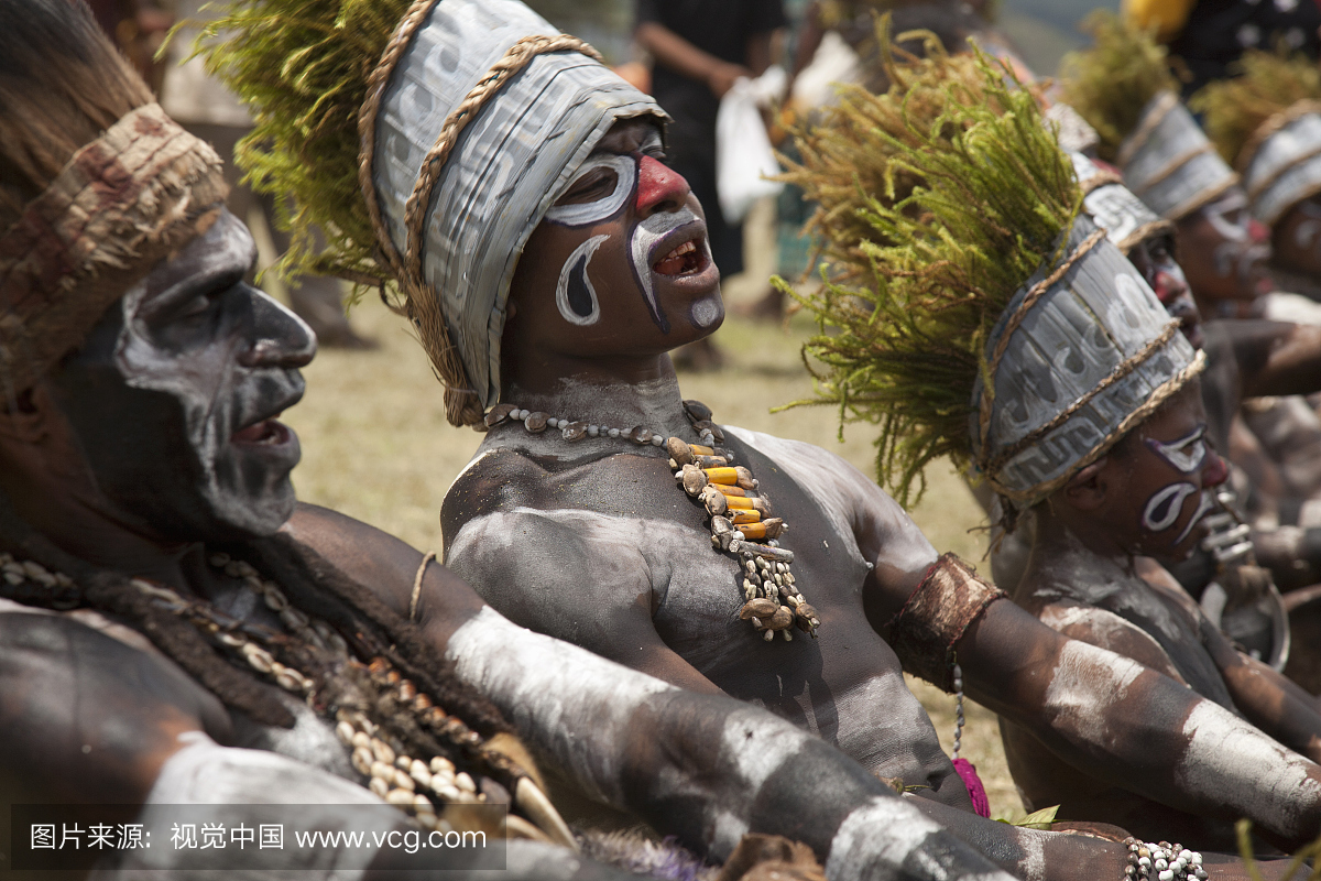 部落组合在每年的戈罗卡文化节上唱歌和舞蹈。