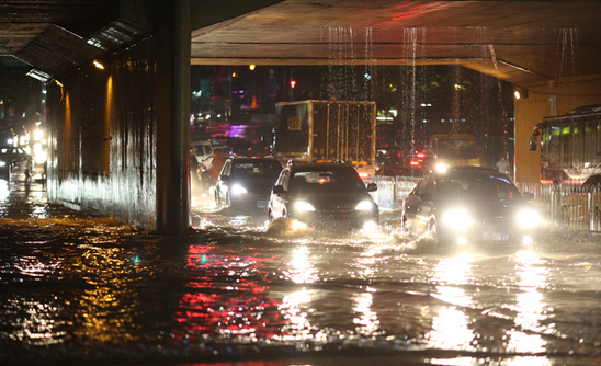 蓝色暴雨警报_海口暴雨红色警报_深圳红色暴雨