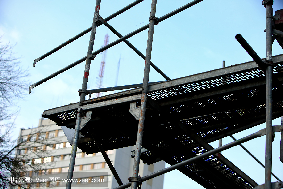 钢框架是在建筑物外部自由工作以修复幕墙绝缘