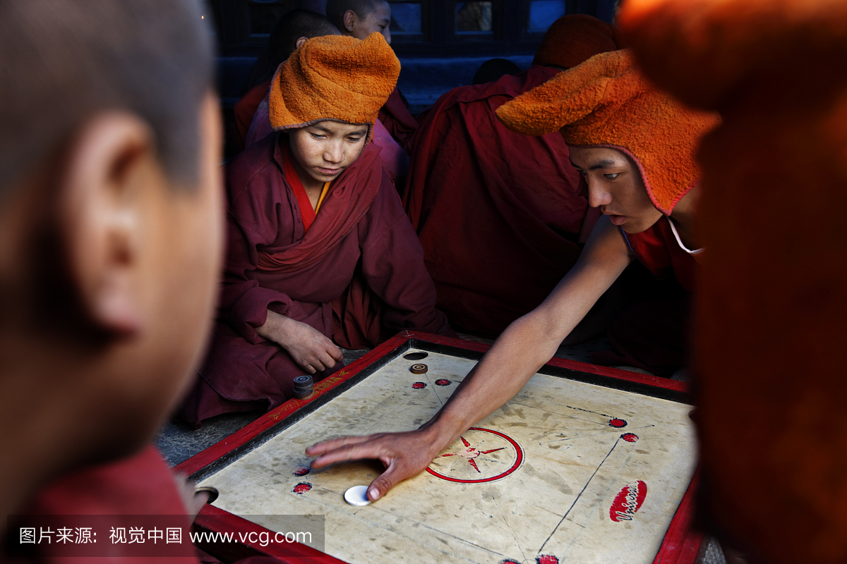 新教徒在Phuktal修道院玩棋盘游戏。