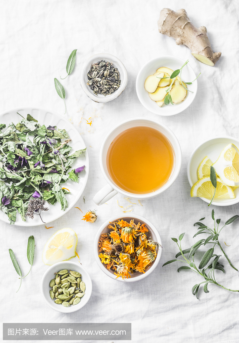 平躺肝排毒抗氧化茶和它的成分在浅色背景下,