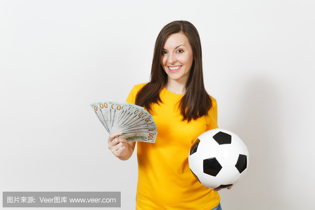 欧洲的年轻有趣的女人,足球迷或球员拿着束钱