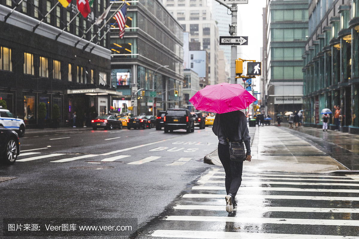 美国,纽约,在城市的女人在一个下雨天