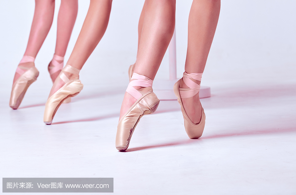 一个年轻的芭蕾舞者的脚在尖头鞋