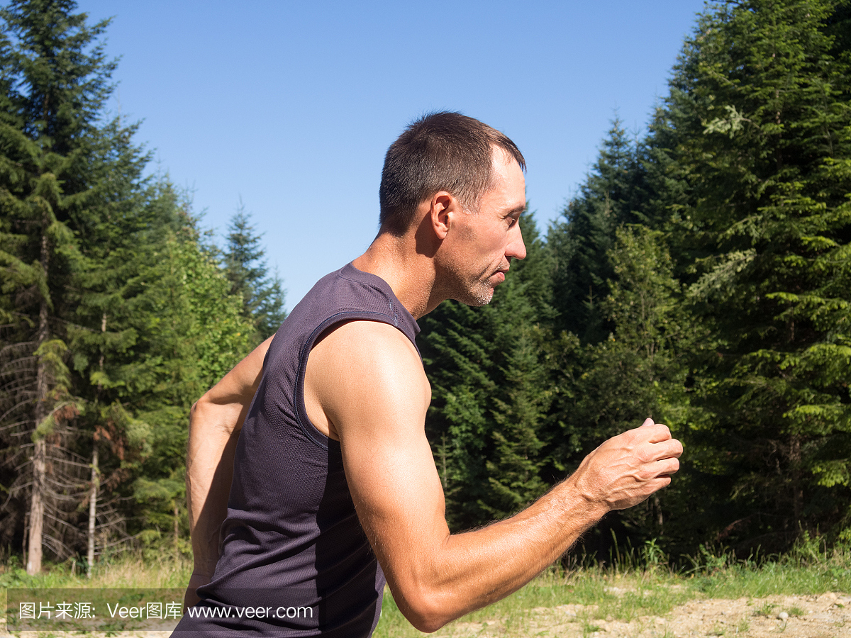 在夏天在森林里跑步的高加索人