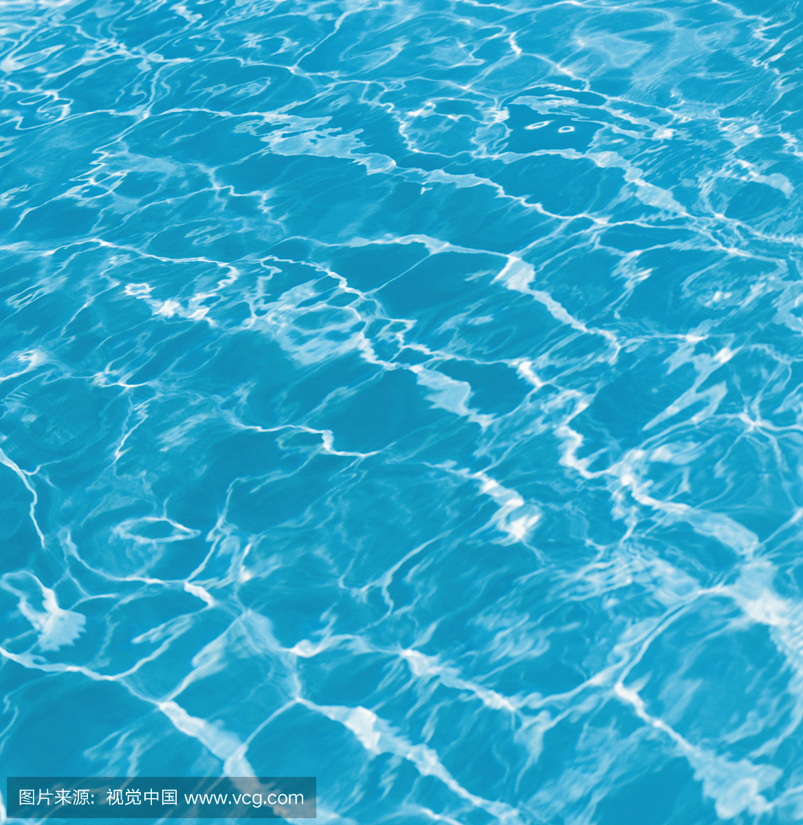 游泳池水反射阳光,特写镜头。