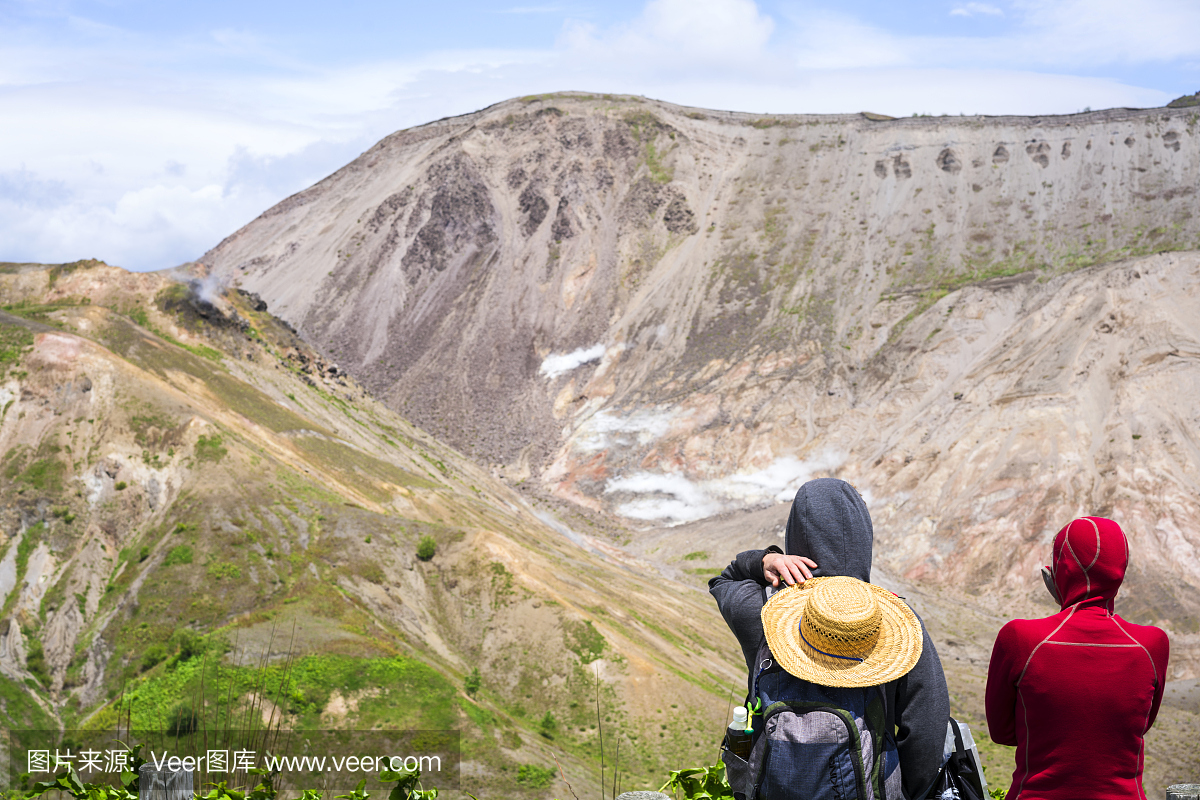 从北海道徒步旅行路线的乌苏山火山口的景色