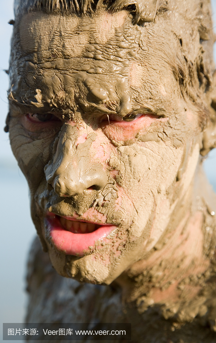 人的脸在泥里很脏