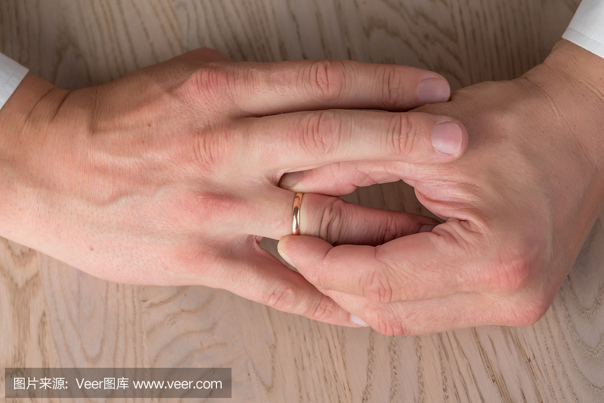 离婚,分居:男子取消婚礼或订婚戒指,顶视图