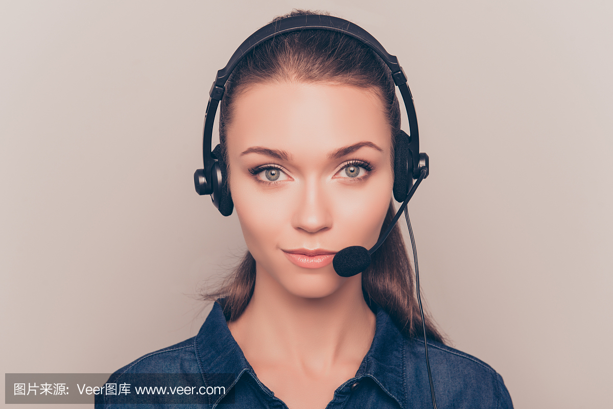 年轻有吸引力的头脑女人在呼叫中心的肖像