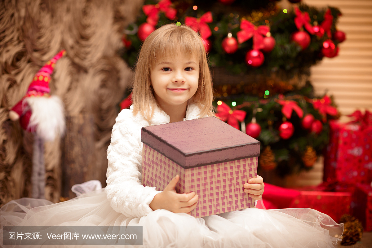 小孩抱着魔术圣诞礼物盒
