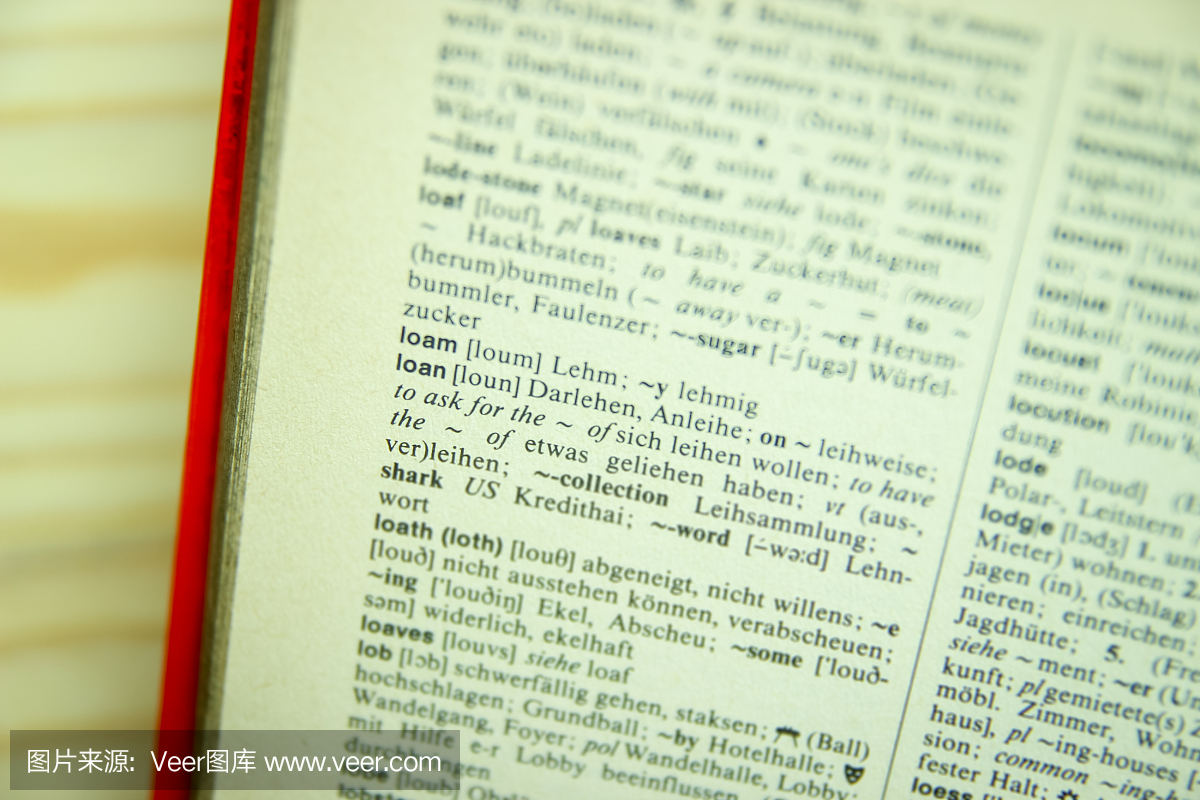 一张木制的桌子上打开英语 - 德语字典