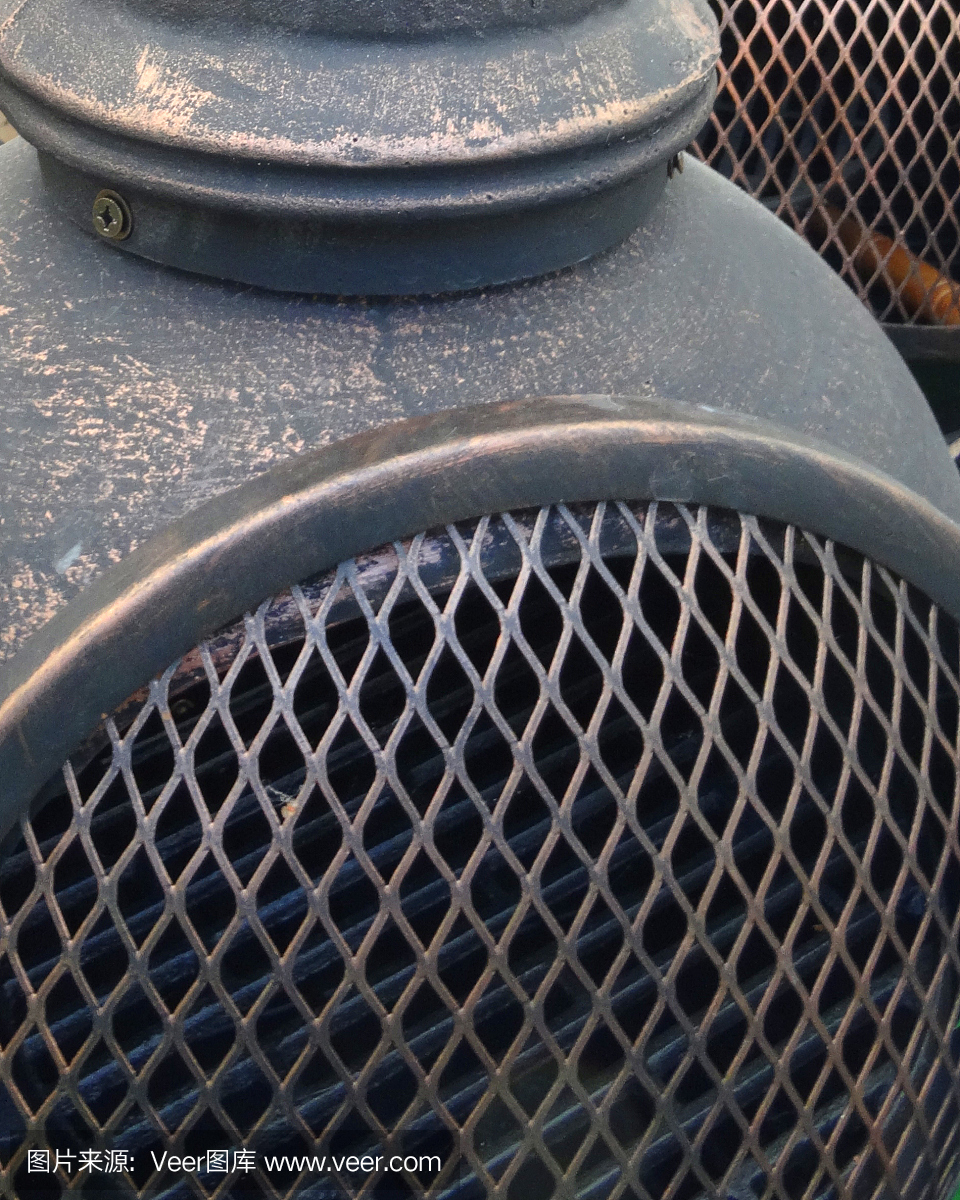 金属和粘土chiminea \/烟囱壁炉门的特写镜头的