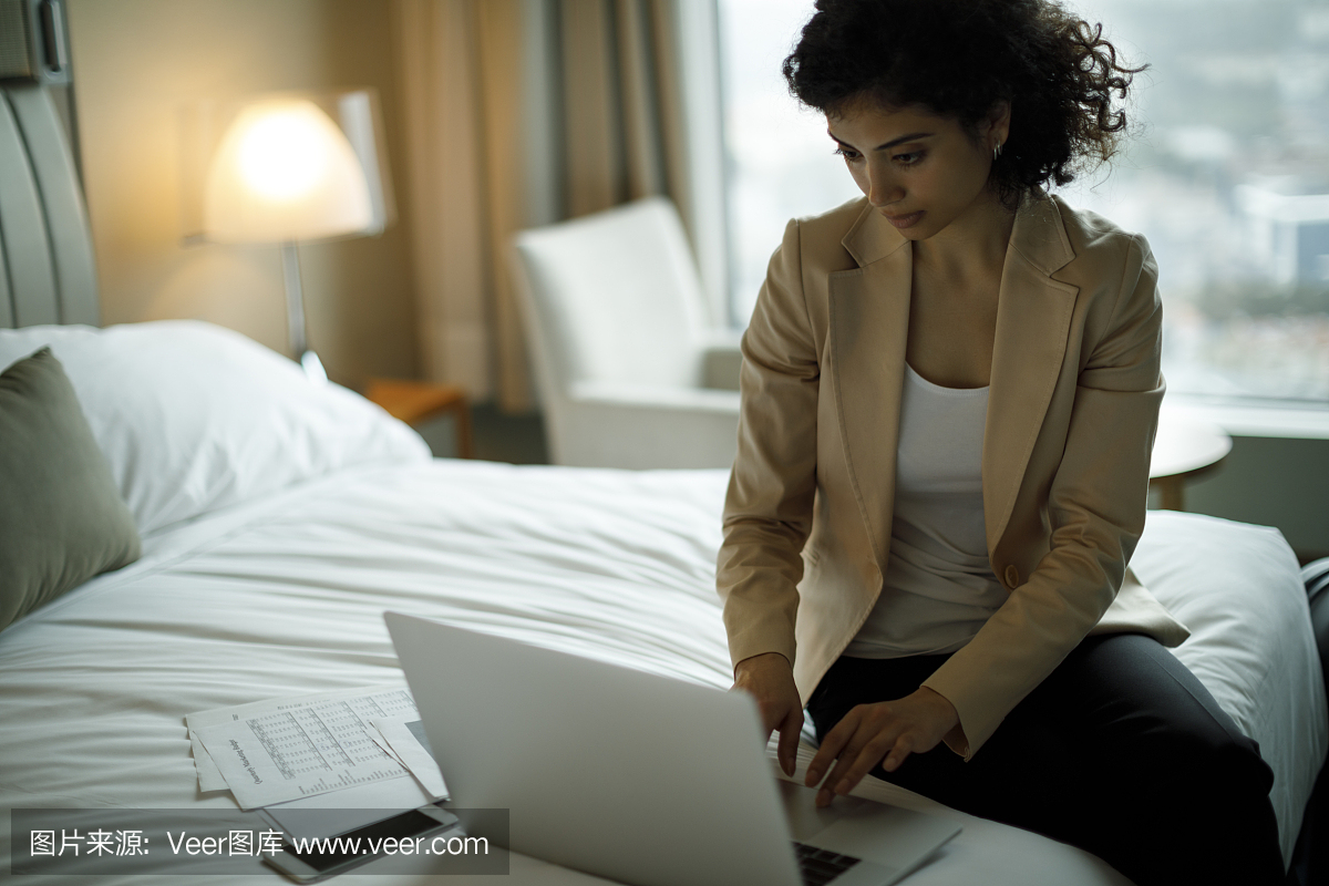 在酒店房间里工作的女商人