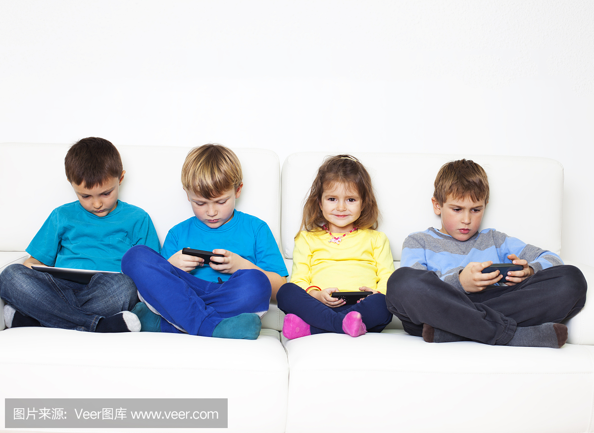 孩子们在手机上玩游戏