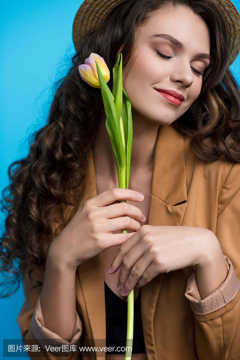womanincanotierhatandjacketholdingtulipfl短烫发视频图片