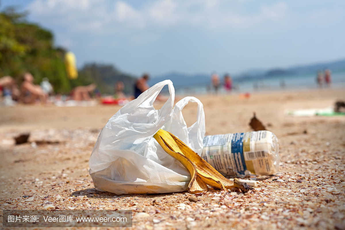 沙滩上的垃圾,环境污染概念图。