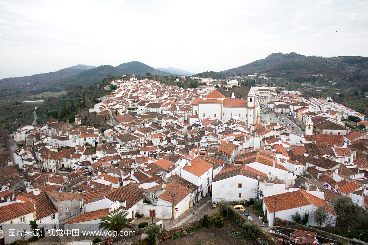 葡萄牙小镇在多云的天空