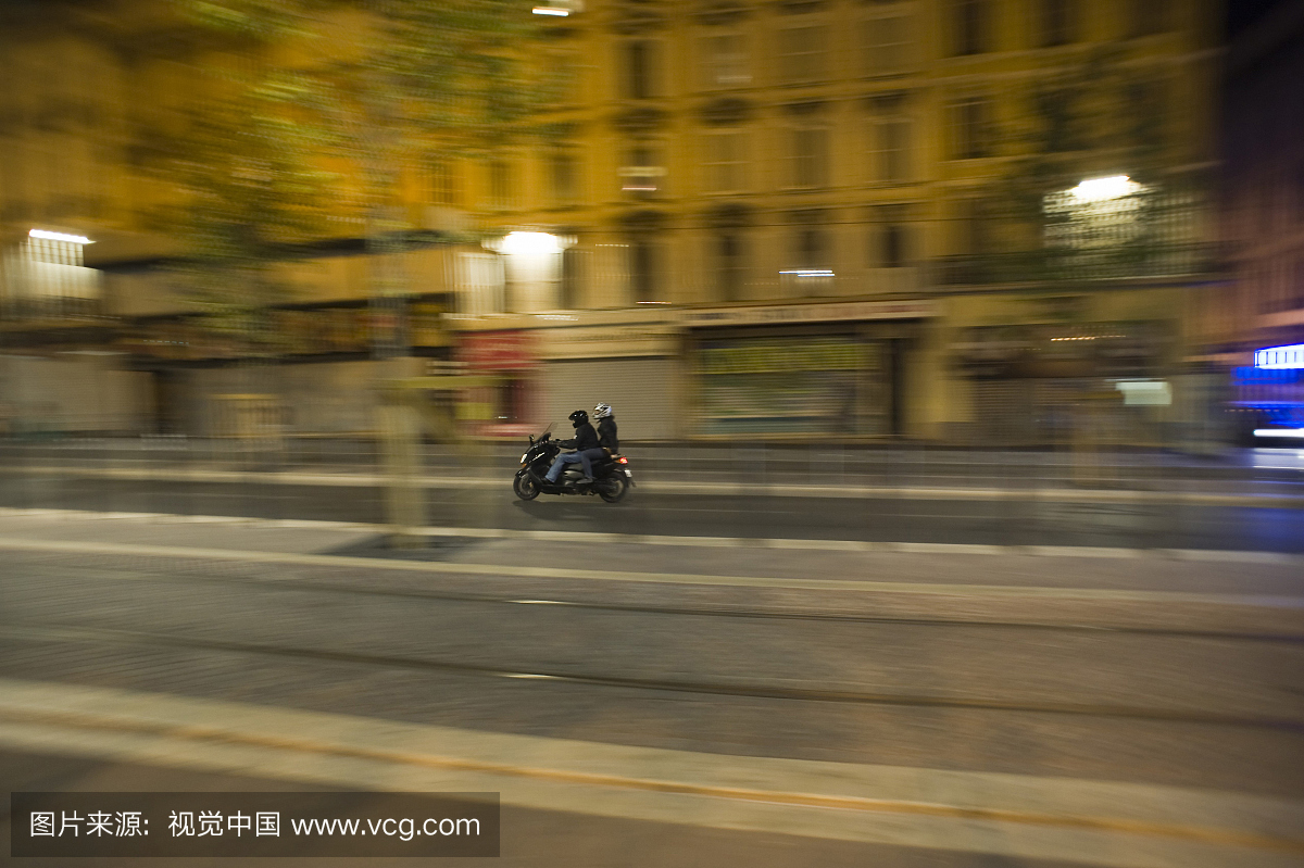 摩托车在街上,晚上,马赛,法国