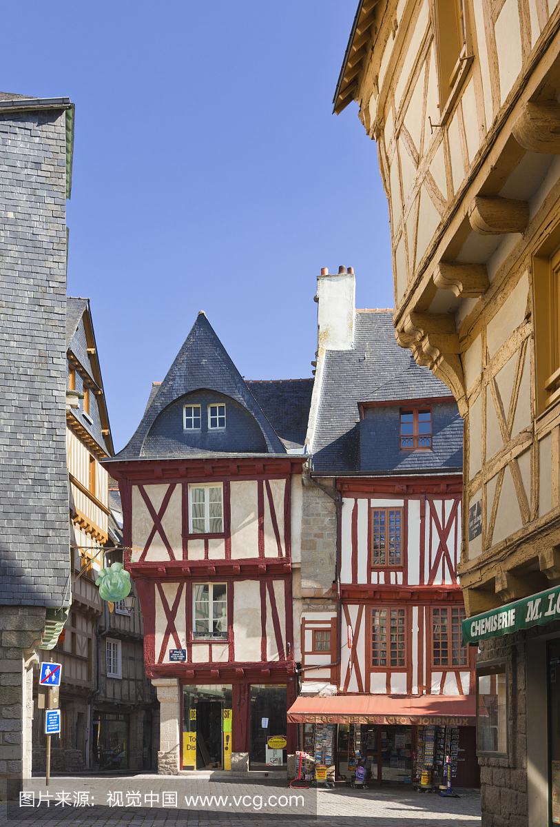 Place Henri IV square with medieval buildings i