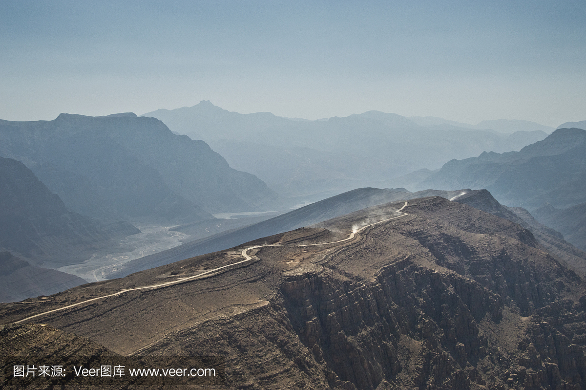 在穆桑达姆中间的山路