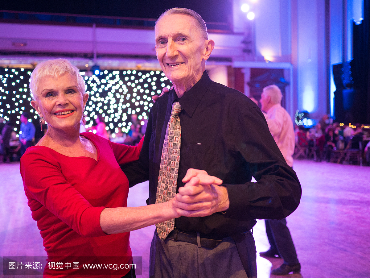 高级夫妇,77&87,在Dancehall