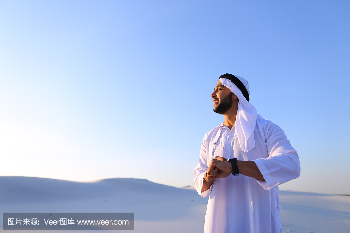 体验新的iWatc的英俊阿拉伯商人的画像