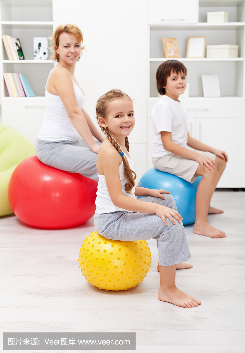 幸福的家庭在家锻炼身体