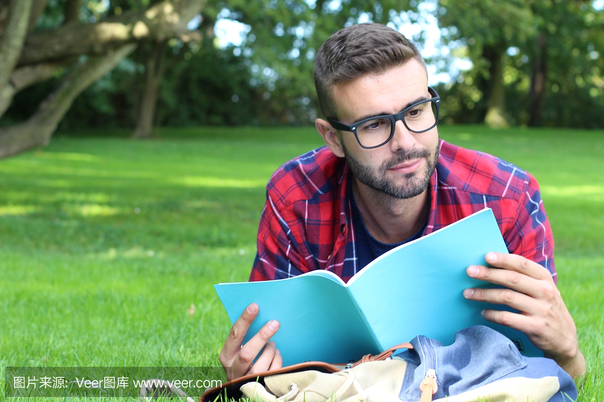 性格开朗的学生在公园里读书