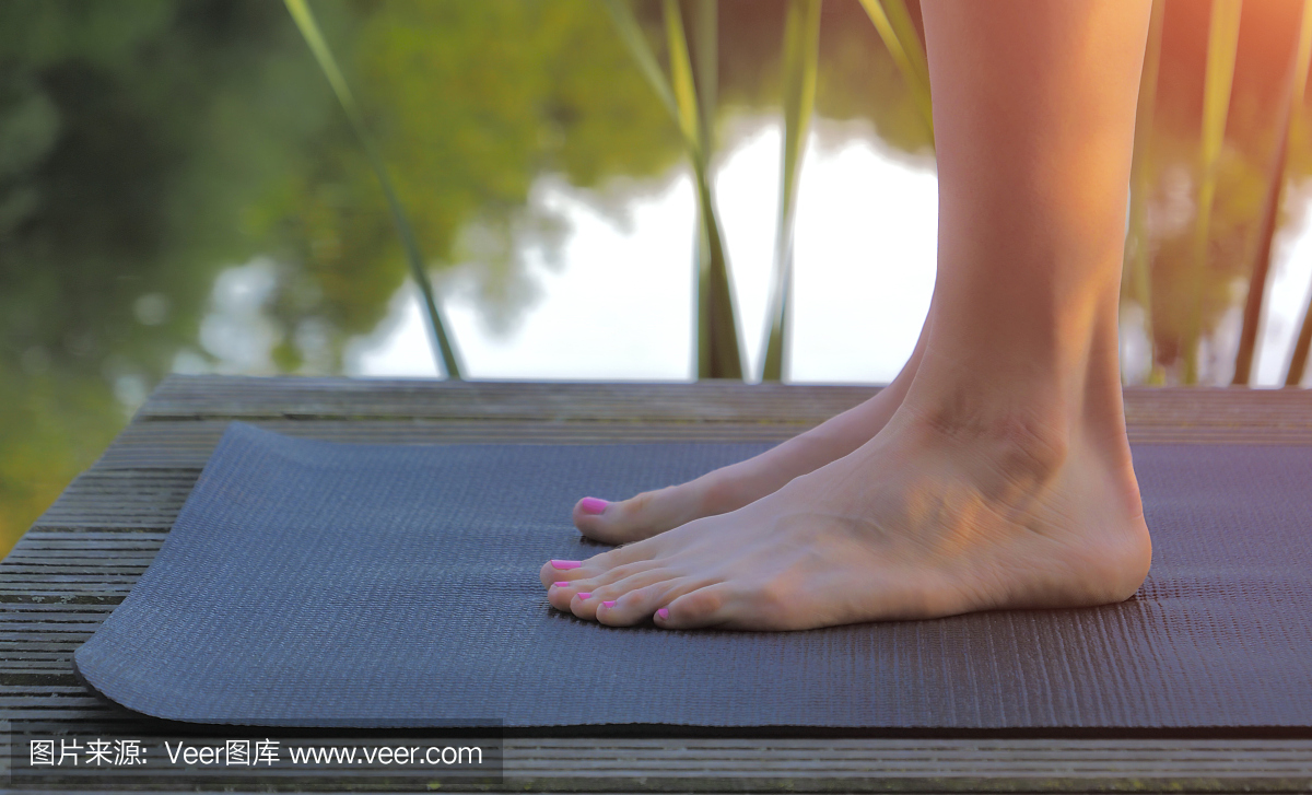在练习前瑜伽垫上的女人脚