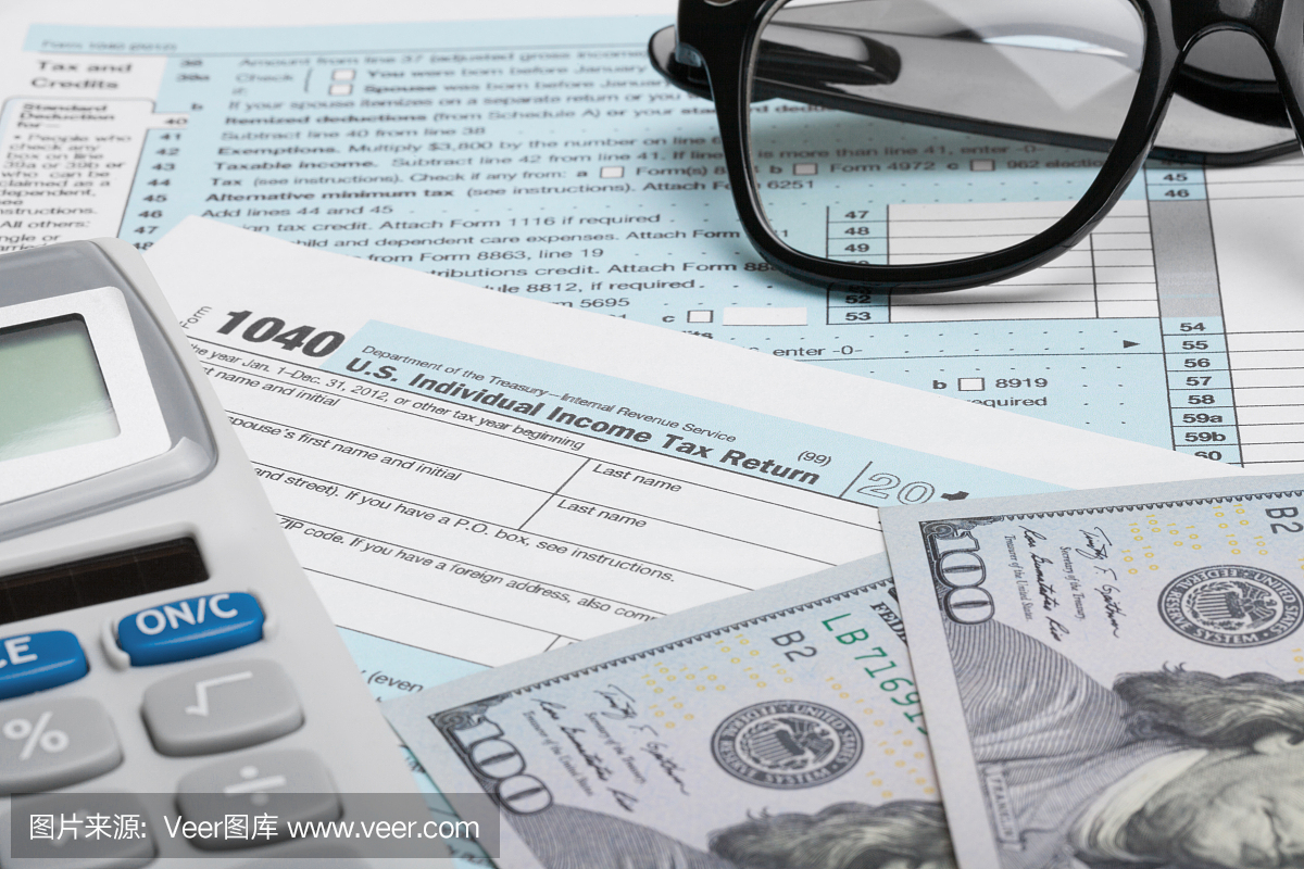美国税表1040与计算器,美元和眼镜