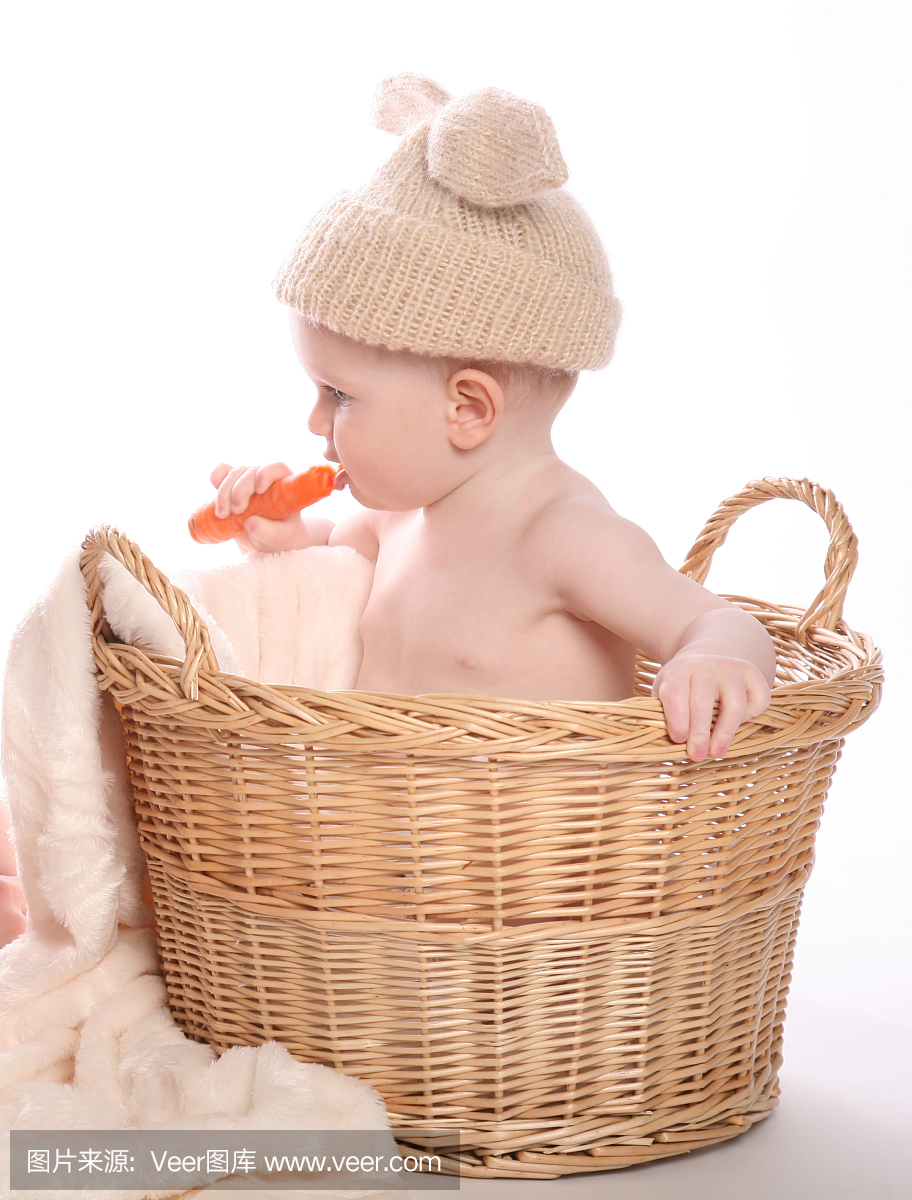 可爱的兔子男孩坐在篮子侧视图
