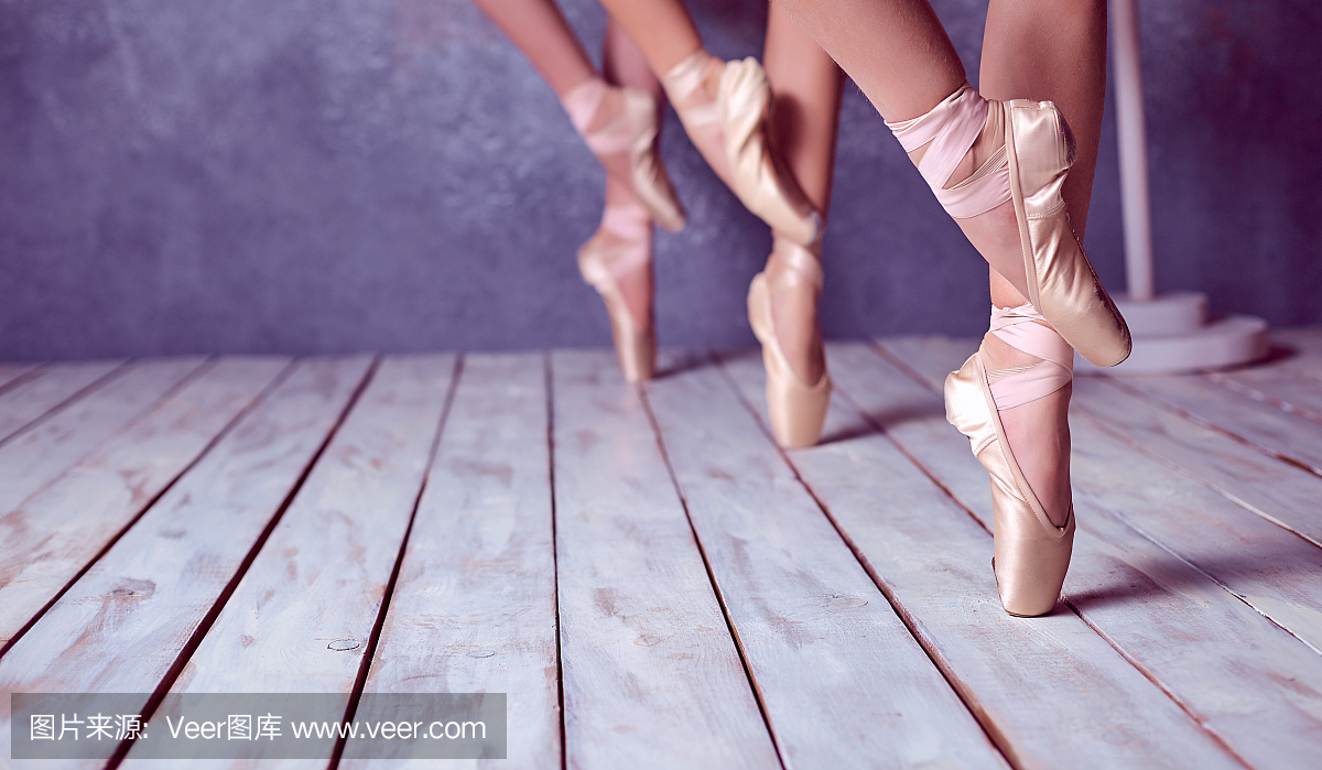 一个年轻的芭蕾舞者的脚在尖头鞋