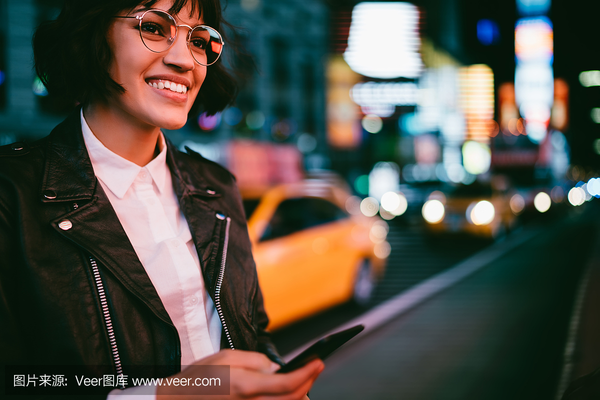 女孩在使用应用程序调用出租车站在城市设置与