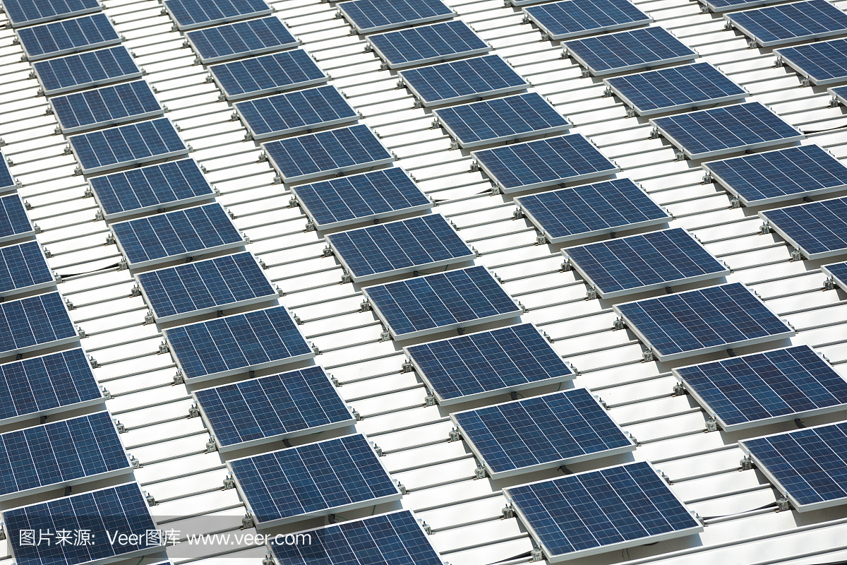 太阳能电池板安装在屋顶上