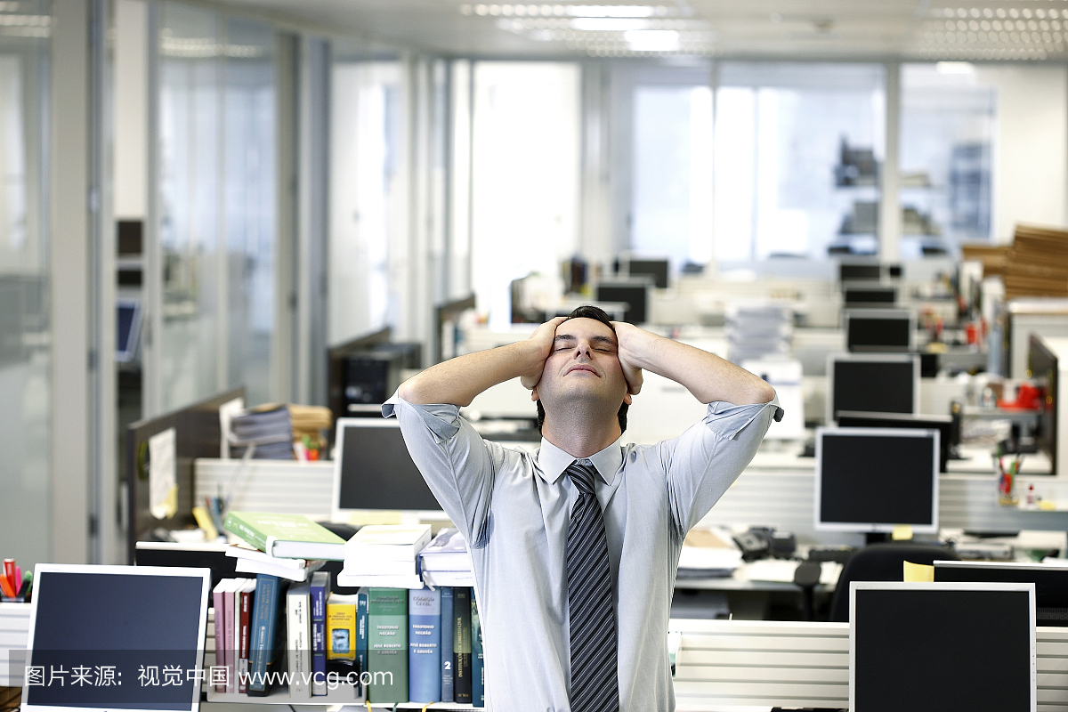 行政人员厌倦了在办公室工作