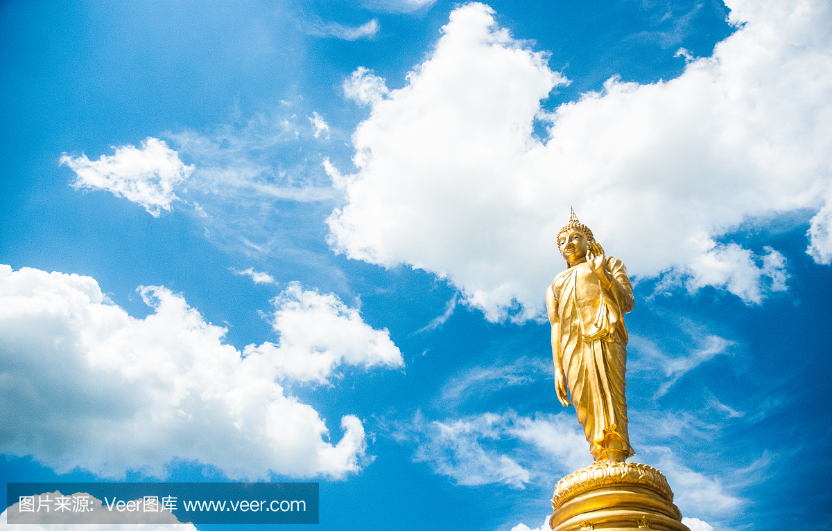 大金色的菩萨雕像与蓝天,泰国
