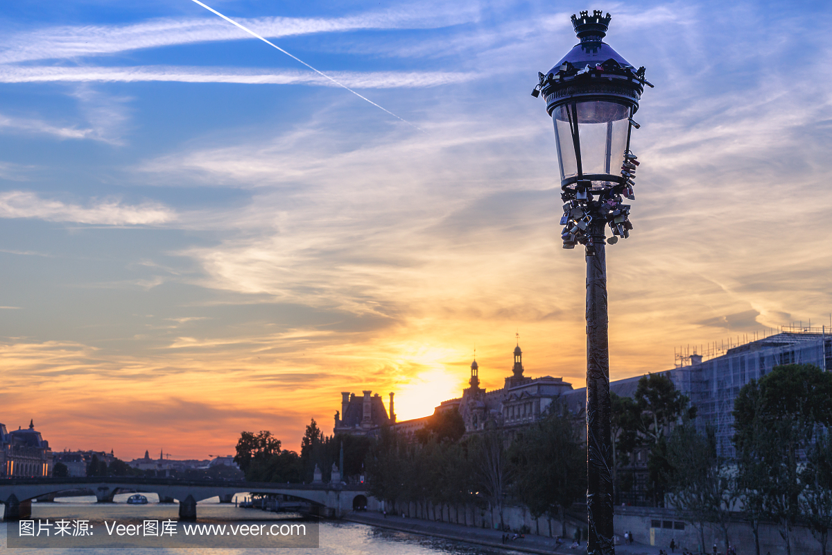 塞纳河在法国巴黎的戏剧性日落,从艺术桥看。