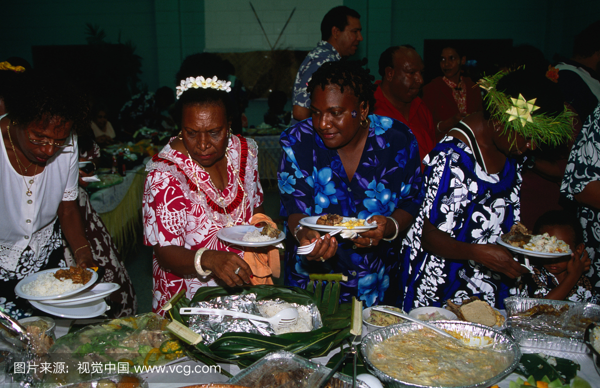 坐在与星期四岛当地人托雷斯海峡群岛的盛宴上