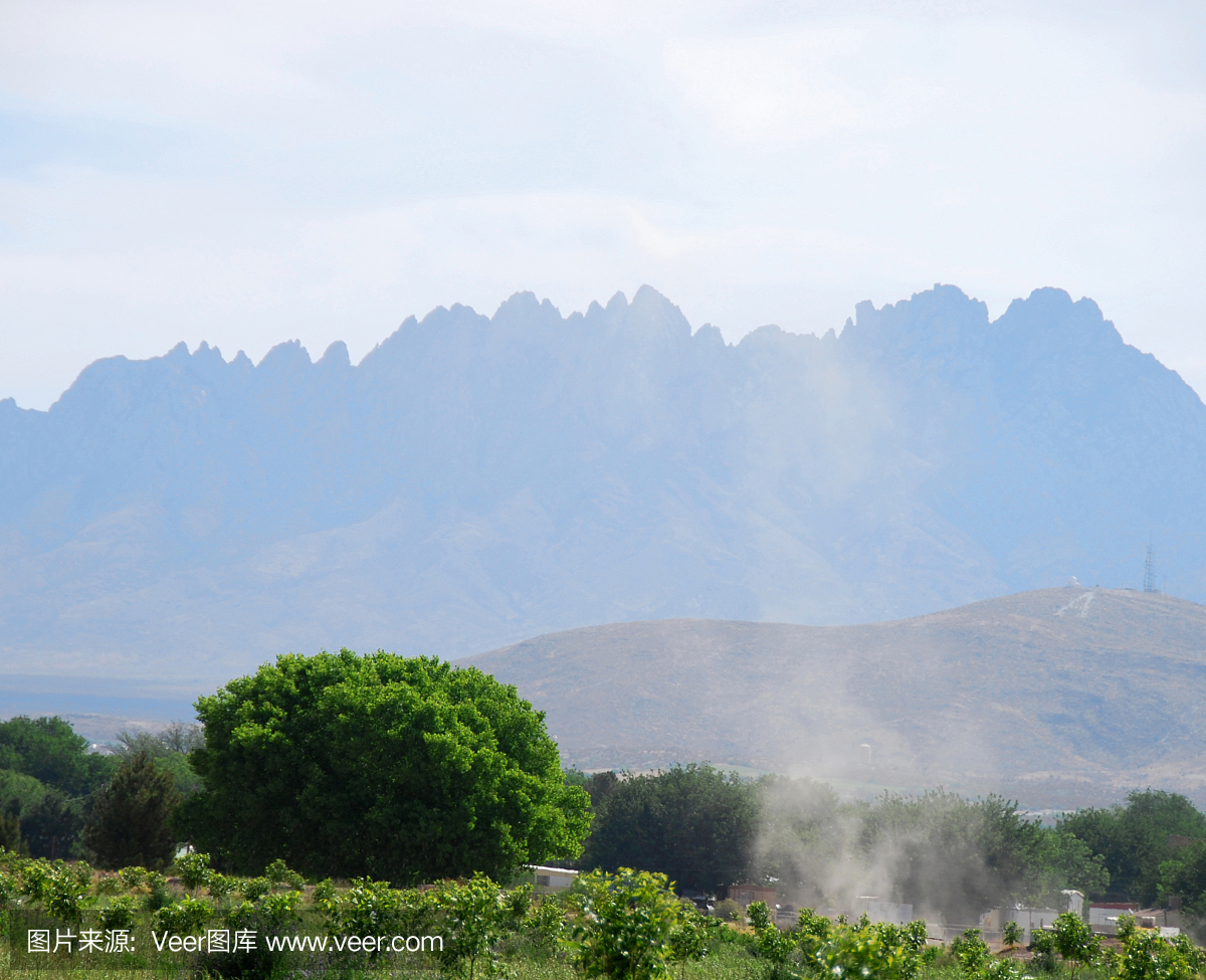 Mesilla Valley附近的灰尘恶魔靠近Las Cruces