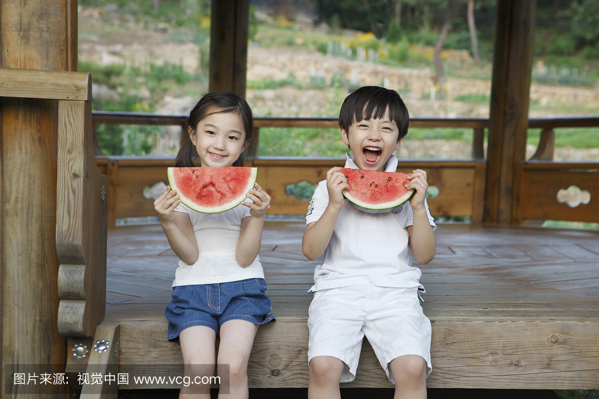 男孩和女孩用西瓜,韩国人