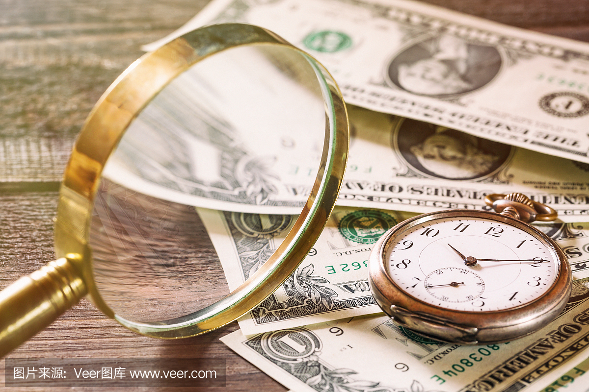 时间是金钱融资的概念与旧的老式钟表,美元钞
