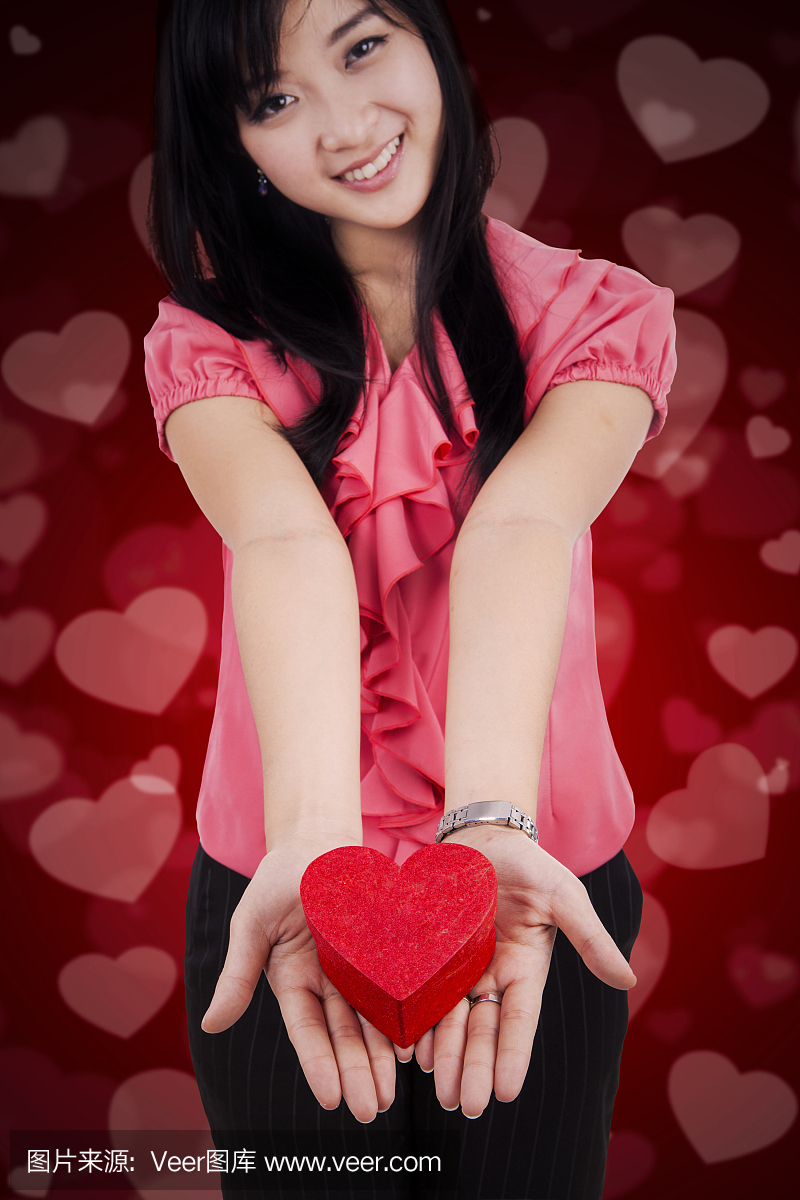 可爱的中国女孩送礼物