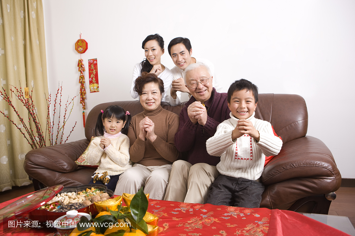 用丸子紧握的双手的家庭成员卷发着韩式短微笑相机头图片