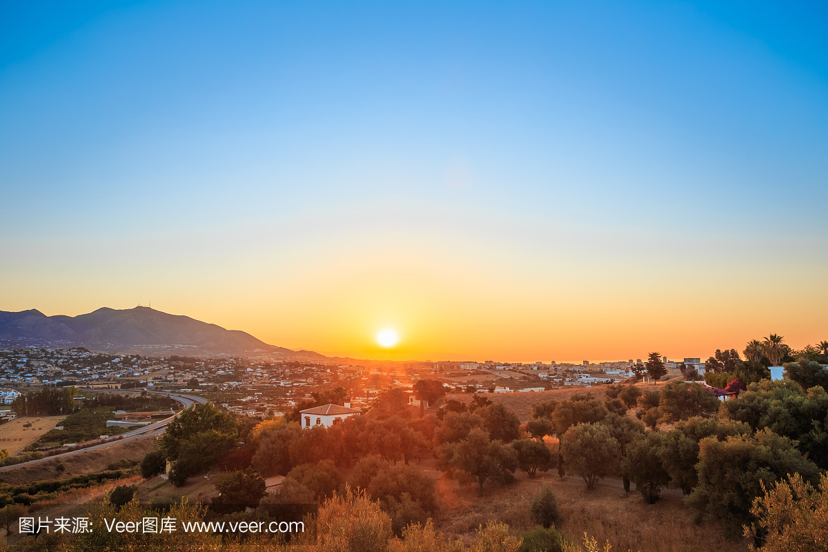山和日落在米哈斯,西班牙。橙色,黄色,红色,颜色