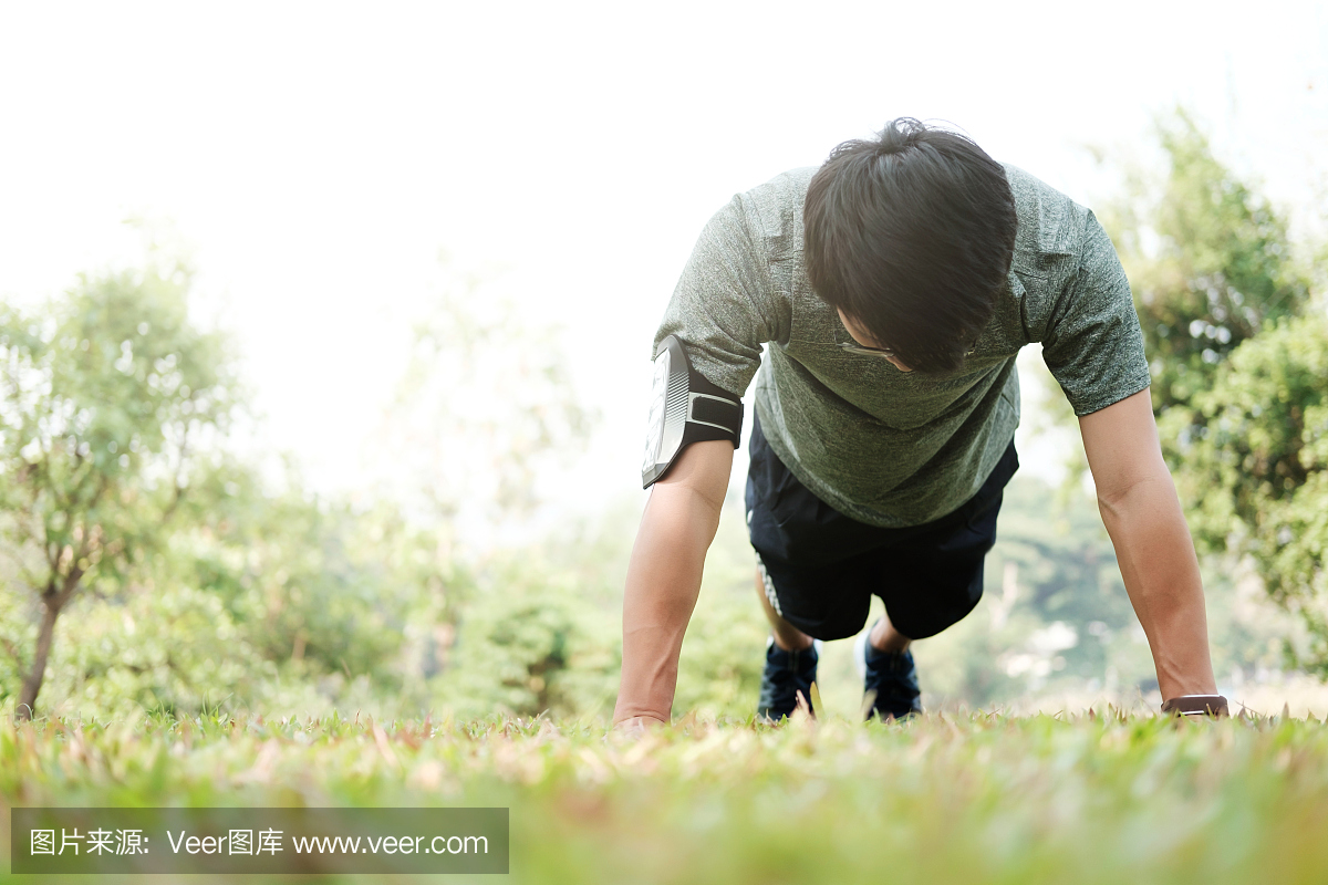 体育健身男人俯卧撑。男运动员锻炼在瑜伽明媚有视频阳光吗图片