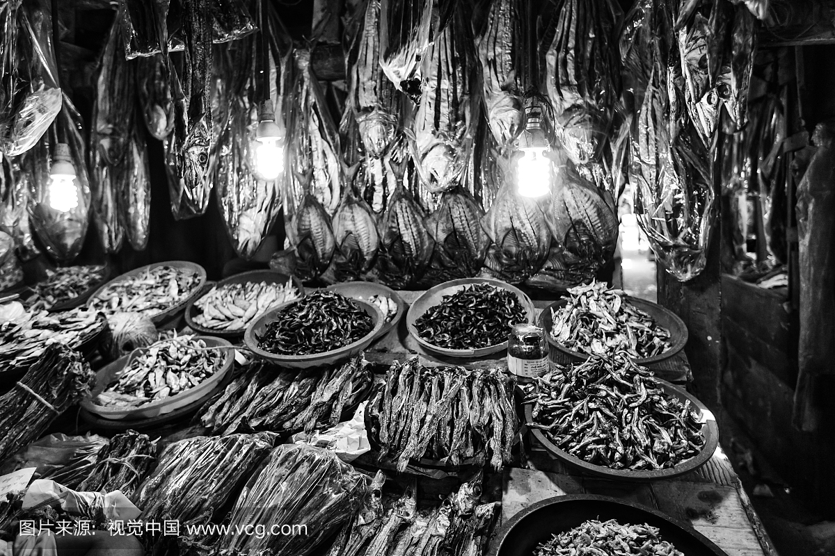 干鱼在Chittagong Asadganj鱼市场,吉大港,孟加