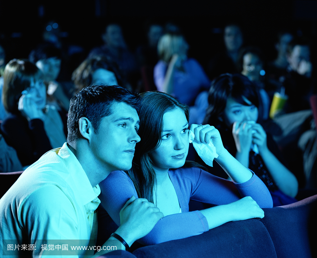 年轻夫妇在电影院,妇女拿着组织,特写镜头