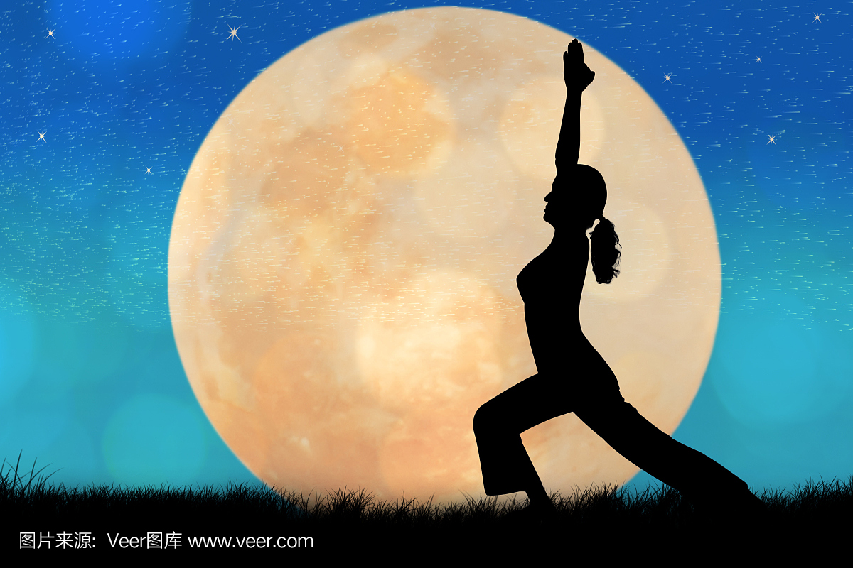 剪影年轻女子练习瑜伽在满月背景